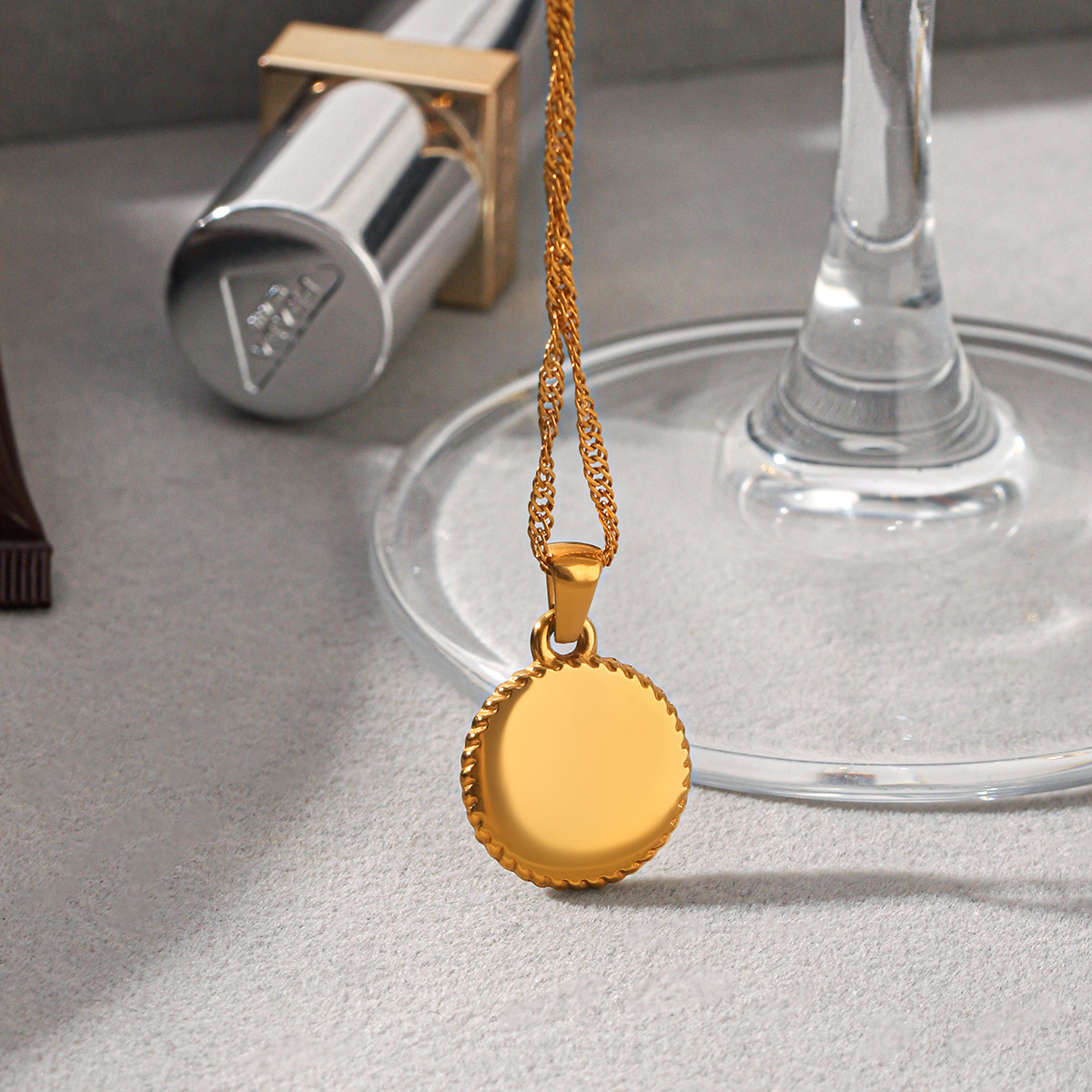 French vintage necklace, niche - Vintage Fashion Instagram review and price